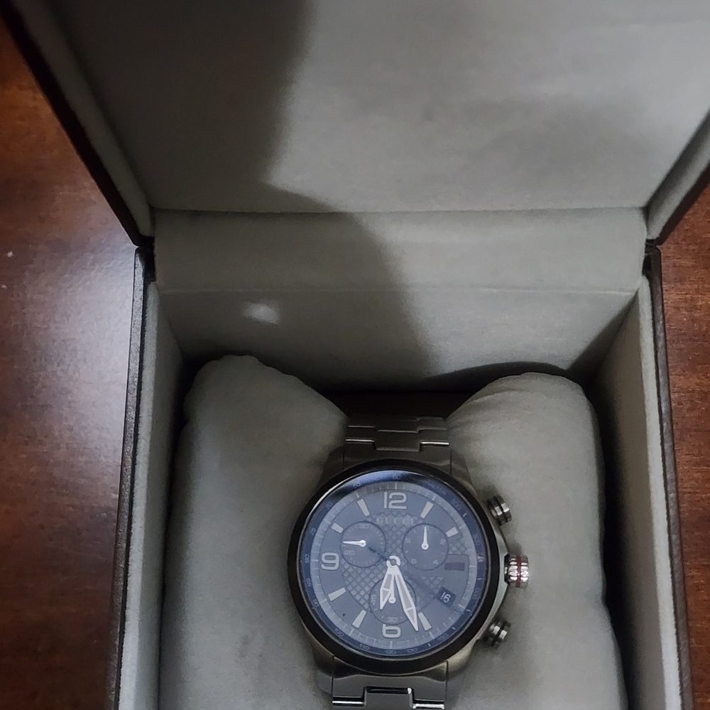 Men's Gucci Timeless Chronograph Black and Silver Watch 126.2/ya126238 SwissMade - Picture 4 of 9